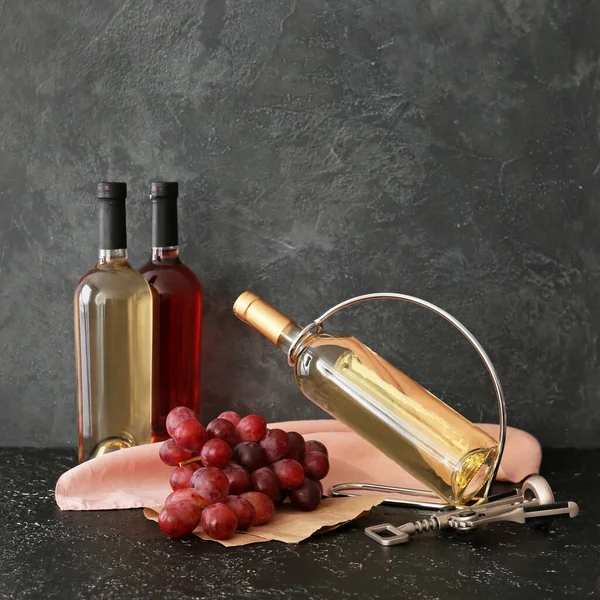 Hållare Med Flaskor Vin Mörk Bakgrund — Stockfoto