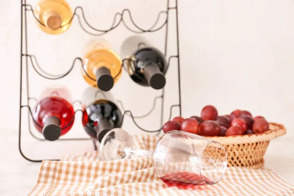 Soporte Con Botellas Vino Sobre Fondo Blanco — Foto de Stock