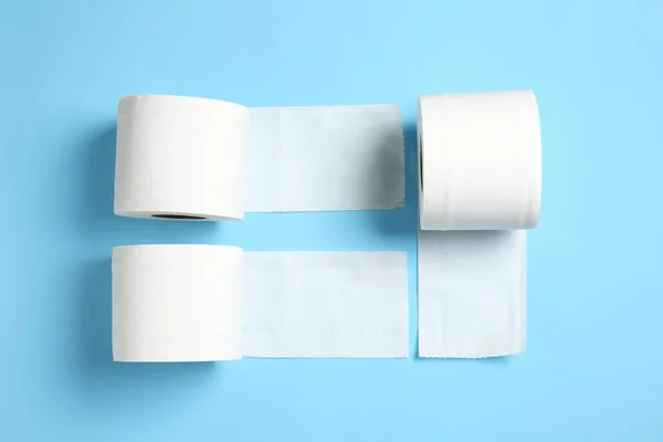 Renkli Arka Planda Tuvalet Kağıdı Ruloları — Stok fotoğraf