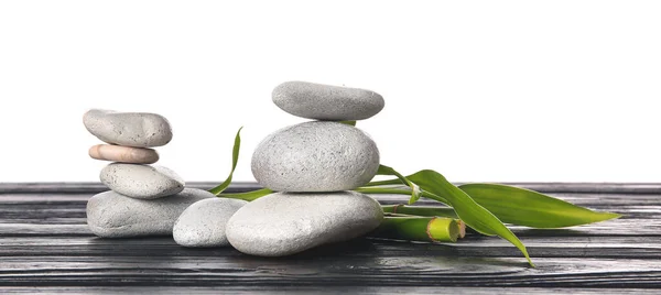 Batu Zen Dan Bambu Atas Meja Terhadap Latar Belakang Putih — Stok Foto