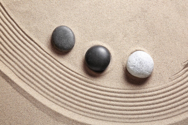 Камни на песке с линиями. Концепция дзен
