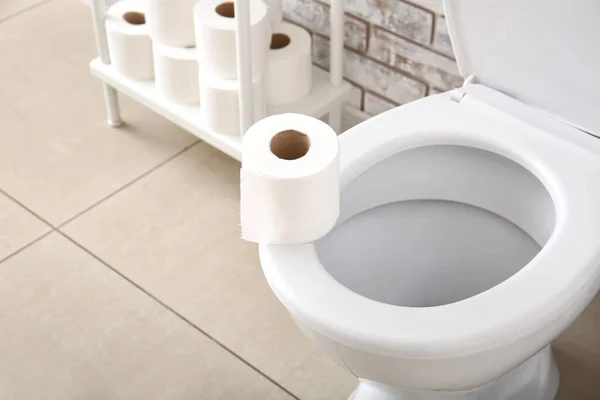 Туалетная Чаша Рулоны Бумаги Туалете — стоковое фото
