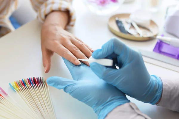 Maestro Manicura Trabajando Con Cliente Femenino Salón Belleza Primer Plano —  Fotos de Stock