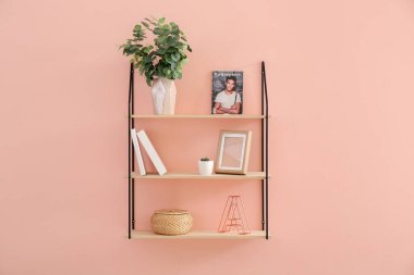 Duvarda asılı modern raflar