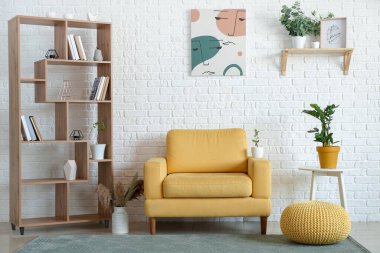 Raf üniteli modern odanın içi