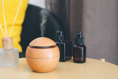 Odadaki masada aroma yağı ayırıcı var.