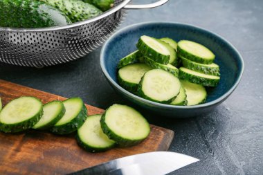 Taze kesilmiş salatalıklar masada.
