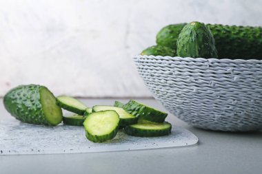 Taze yeşil salatalıklar masada.