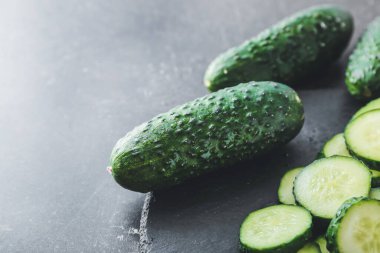 Taze yeşil salatalıklar masada.