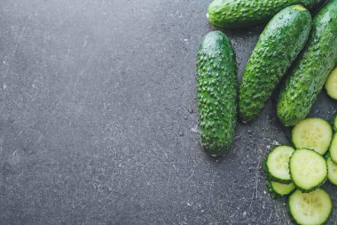 Taze yeşil salatalıklar masada.