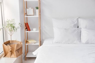 Rahat, modern yatak odası.