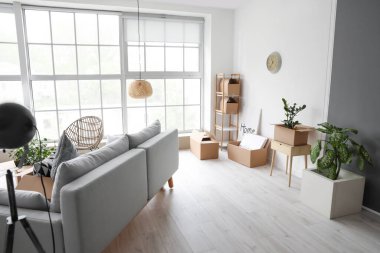 Taşındığı gün yeni dairede içinde eşyalar olan karton kutular.