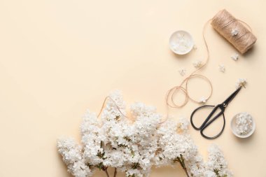 Renkli arkaplanda güzel leylak çiçekleri olan kompozisyon