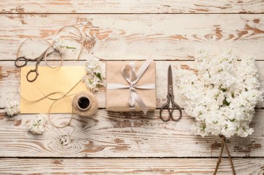 Güzel leylak çiçekli kompozisyon ve ahşap arka planda el yapımı hediye.