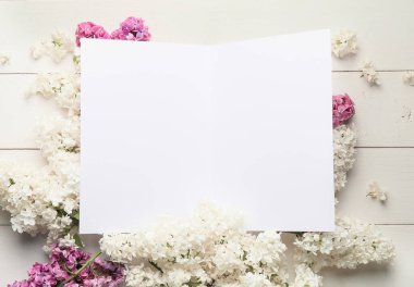Güzel leylak çiçekleri ve açık arkaplanda boş bir kartla kompozisyon