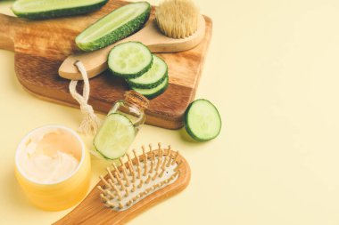 Renk arkaplanında salatalık ve kozmetik bileşimi