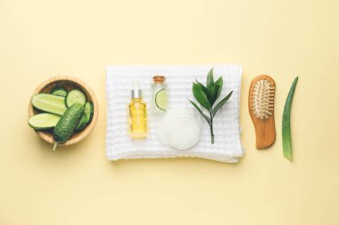 Renk arkaplanında salatalık ve kozmetik bileşimi