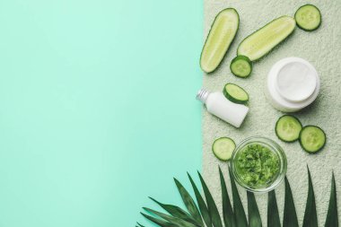 Renk arkaplanında salatalık ve kozmetik bileşimi