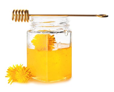 Beyaz arka planda tatlı karahindiba balı kavanoz