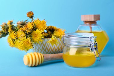 Renkli arkaplanda tatlı karahindiba balı kompozisyon