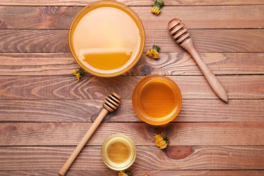 Ahşap arka planda tatlı karahindiba balı kompozisyon