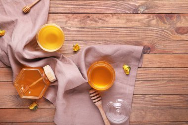 Ahşap arka planda tatlı karahindiba balı kompozisyon