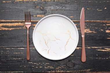 Ahşap arkaplanda basit tablo ayarı