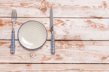 Ahşap arkaplanda basit tablo ayarı