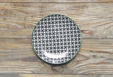 Ahşap zemin üzerinde seramik plaka