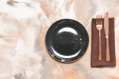 Mermer arka planda basit tablo ayarı