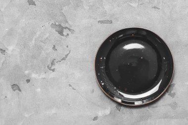 Gri arkaplanda seramik plaka