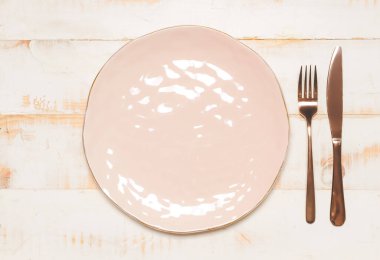 Ahşap arkaplanda basit tablo ayarı