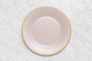 Işık arkaplanındaki seramik plaka