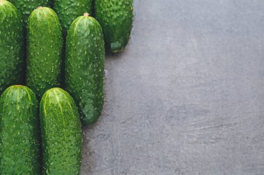 Gri arkaplanda bir sürü yeşil salatalık