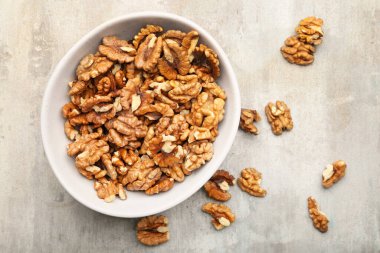 Hafif arka planda lezzetli cevizli kase