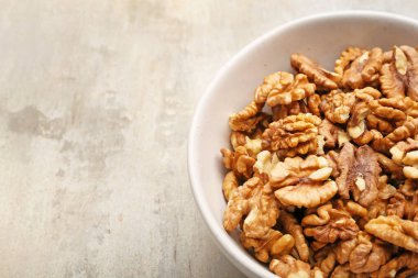 Hafif arka planda lezzetli cevizli kase