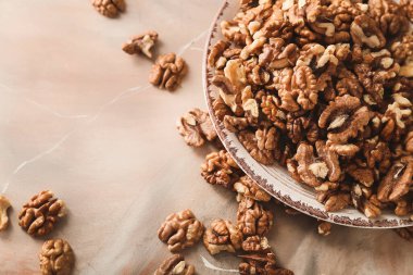 Renkli arka planda lezzetli ceviz tabağı