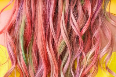 Alışılmadık saçları olan güzel bir genç kadın. Yakın plan.