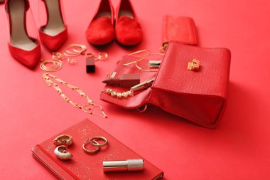 Renk arkaplanındaki kadın aksesuarları