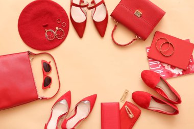 Renk arkaplanındaki kadın aksesuarlarından yapılmış çerçeve