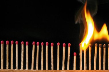 Koyu arkaplanda kibrit yakma ve yakmama. Sosyal uzaklık kavramı