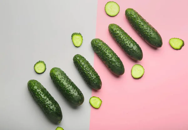 Renk Arkaplanda Taze Yeşil Salatalıklar — Stok fotoğraf