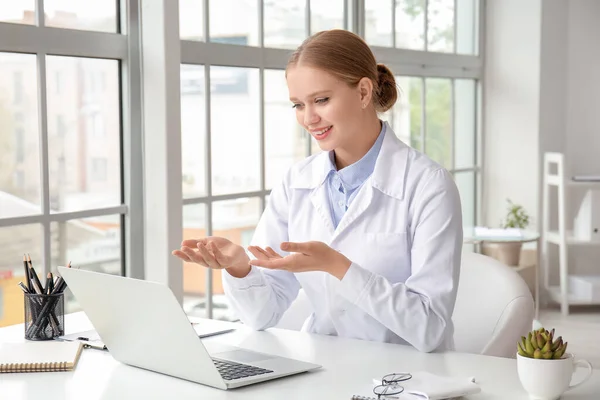 Médico Feminino Dando Uma Consulta Line Clínica — Fotografia de Stock