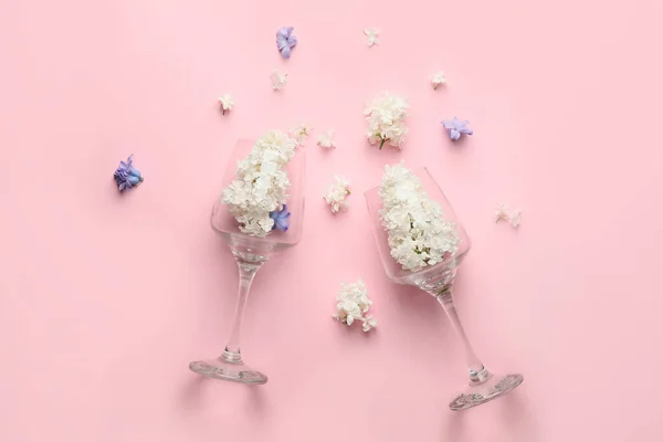 Composição Com Belas Flores Lilás Óculos Sobre Fundo Cor — Fotografia de Stock