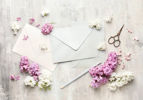 Composition Beautiful Lilac Flowers Envelopes Light Background — Stock Photo, Image
