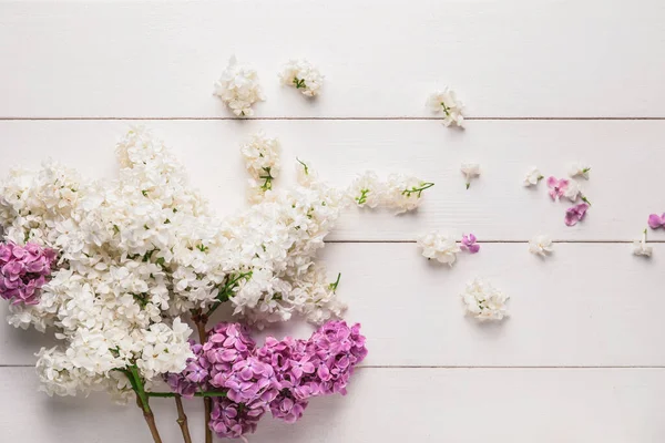 Composição Com Belas Flores Lilás Fundo Claro — Fotografia de Stock
