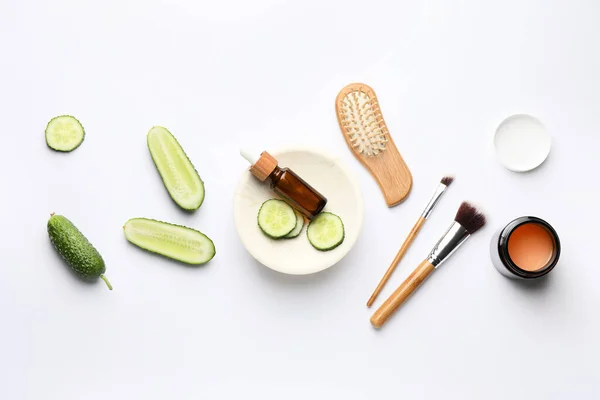 Composição Com Pepino Cosméticos Sobre Fundo Branco — Fotografia de Stock