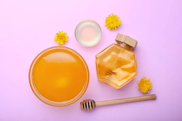 色の背景に甘いタンポポの蜂蜜と組成物 — ストック写真