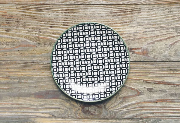 Ahşap zemin üzerinde seramik plaka