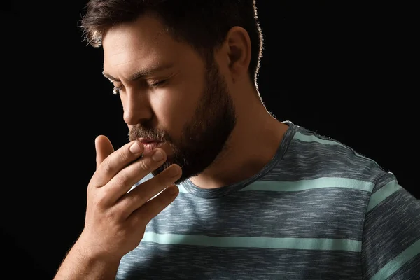 Hombre Tosiendo Sobre Fondo Oscuro Concepto Epidemia —  Fotos de Stock